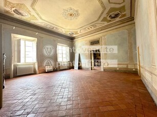 Appartamento in Affitto a Lucca, 6'000€, 520 m², arredato