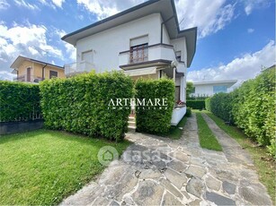 Casa Bi/Trifamiliare in Affitto in Via Lombardia a Pietrasanta