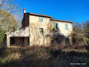 CASA COLONICA CON RICOVERO ATTREZZI, SILOS, TERRENO AGRICOLO E BOSCO