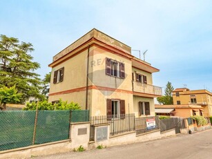 Casa Indipendente in Vendita a Roma, zona Vermicino, 320'000€, 190 m²