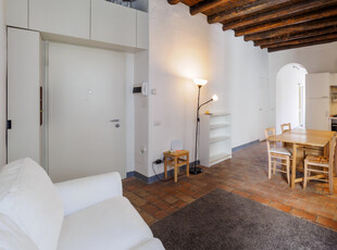 Grande appartamento con 1 camera da letto in affitto a Navigli, Milano