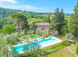 Incantevole casale con piscina in vendita tra le colline fiorentine