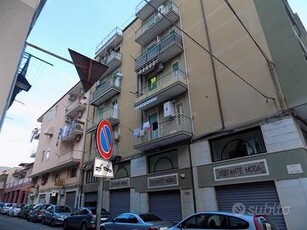 Locale su due livelli in zona viale Zecchino