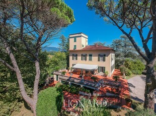 Lussuosa villa con torre in vendita a Lucca