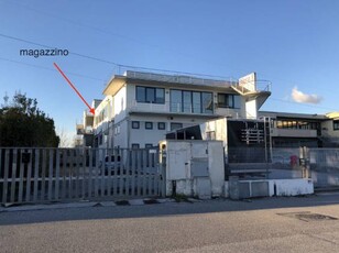 Magazzino - Deposito in Vendita a Camaiore