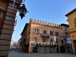 Negozio/Locale commerciale in Affitto in Piazza del monte a Reggio Emilia