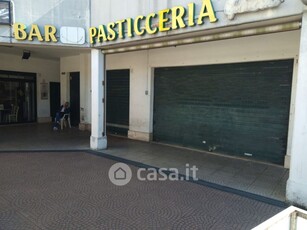 Negozio/Locale commerciale in Affitto in Viale Gino Cervi a Roma