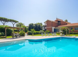 Residenza fronte mare con giardino e piscina privata in vendita sul litorale laziale tra San Felice Circeo e Sperlonga