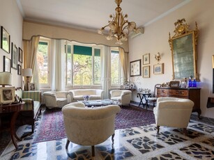 Villa bifamiliare in Vendita a Pisa, 790'000€, 300 m², con Box