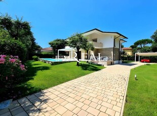 Villa in Affitto a Forte dei Marmi Via Giuseppe Mazzini,