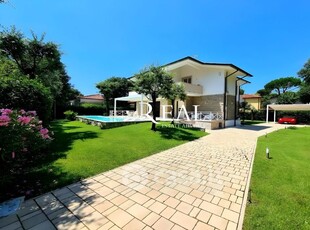 Villa in Affitto in Via Giuseppe Mazzini 115 a Forte dei Marmi