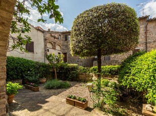 Villa storica in centro con giardino a Contignano