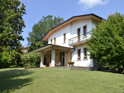 Villa con giardino in via lodorina 11, Erba