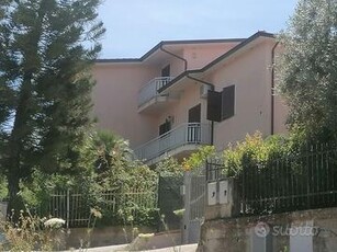 595379 Villa Bifamiliare con Giardino a Papanice