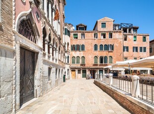 Appartamento di lusso con originali finiture d'epoca in vendita nella più esclusiva zona di Venezia