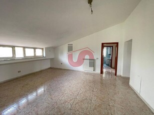 Appartamento in Affitto a Benevento, zona CONTRADE, 400€, 95 m²