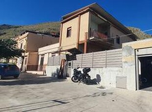 CALATAFIMI:VILLA CON SPAZIO ESTERNO E GARAGE