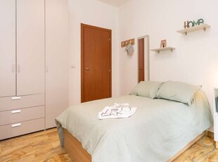 Camera in affitto in appartamento con 5 camere da letto a Milano