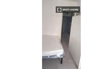 Camere in affitto in appartamento con 4 camere da letto a Roma