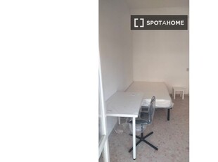 Camere in affitto in appartamento con 4 camere da letto a Roma