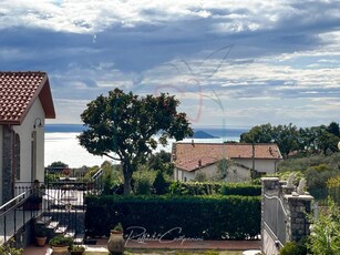 Casa Bi - Trifamiliare in Vendita a Ameglia Montemarcello