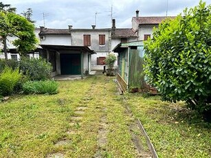 Casa da ristrutturare con giardino