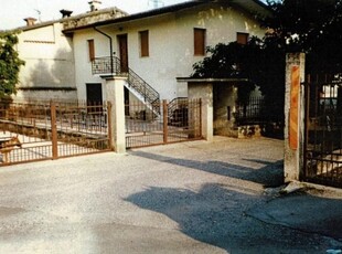 Casa indipendente a Calcinato, 3 locali, 1 bagno, con box, 160 m²
