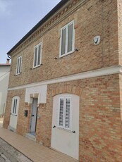 Casa indipendente a Castelbellino, 7 locali, 4 bagni, 150 m²