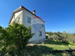 Casa indipendente in Contrada Colle Spaccato, Bucchianico, 8 locali