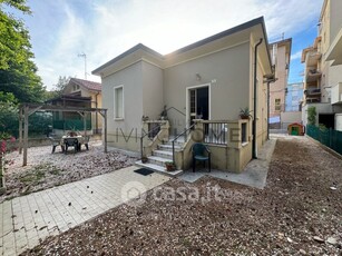 Casa indipendente in Vendita in Viale Bari a Rimini