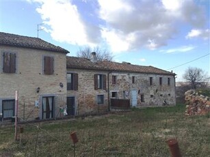 CASA SINGOLA - ABBINATA UN LATO a Monte Roberto