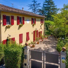 Country farmhouse with pool, garden and Jacuzzi-Ginestraio in Santalbino