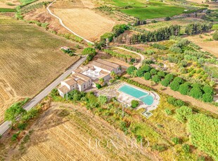 Country luxury resort in Sicilia in vendita con baglio antico, due piscine e campo da calcio