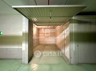 Garage/Posto auto in Affitto in Viale Monte Santo 8 a Milano