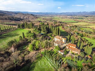 Incantevole Residenza di Lusso Toscana con Vista Panoramica sul Mugello in Vendita