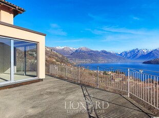 Meravigliosa dimora di charme di recente costruzione con ampie vetrate panoramiche in vendita a Pianello del Lario