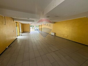 Negozio in Affitto a Varese, zona Calcinate del Pesce, 3'900€, 210 m²