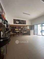 Negozio/Locale commerciale in Affitto in Viale delle Acacie a Castel Volturno