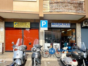 Negozio/Locale commerciale in Affitto in Viale Unità d'Italia a Bari