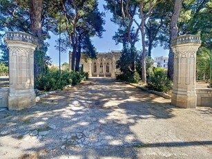 Palazzina commerciale in vendita a Aradeo