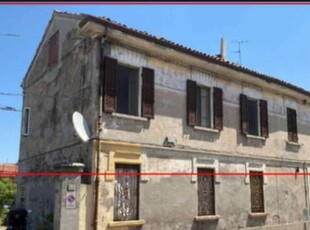 Porzione di casa in Via Savonarola, Fiscaglia, 8 locali, 301 m²