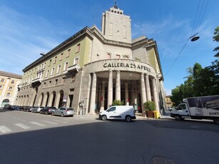 Quadrilocale in Galleria Venticinque Aprile, Cremona, 1 bagno, 95 m²