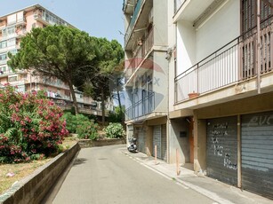 Quadrilocale in Vendita a Catania, zona Via Palermo - Nesima, 90'000€, 128 m²