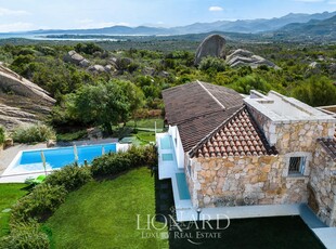 Splendida residenza con giardino e piscina in vendita nella rinomata località di San Teodoro