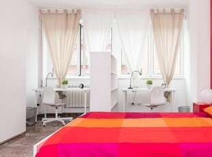 Stanza in affitto in appartamento con 7 camere da letto a Trieste, Roma