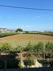 Terreno pianeggiante D/5 con villa su 3 livelli