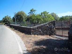 Terreno recintato con prospetto strada a Belpasso