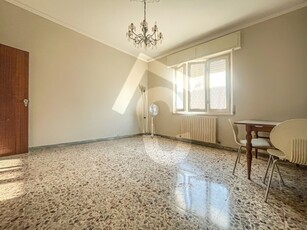 Trilocale a Jesi, 1 bagno, garage, 76 m², ultimo piano, stato discreto