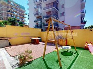 TRILOCALE PIENO CENTRO DUE LIVELLI CON GIARDINO!