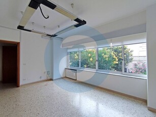 Ufficio in Affitto a Bari, zona Murat, 650€, 70 m²